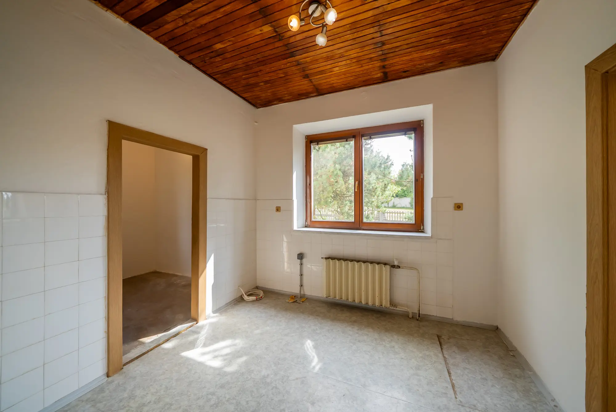 Kuchyně v přízemí s dřevěným podhledem