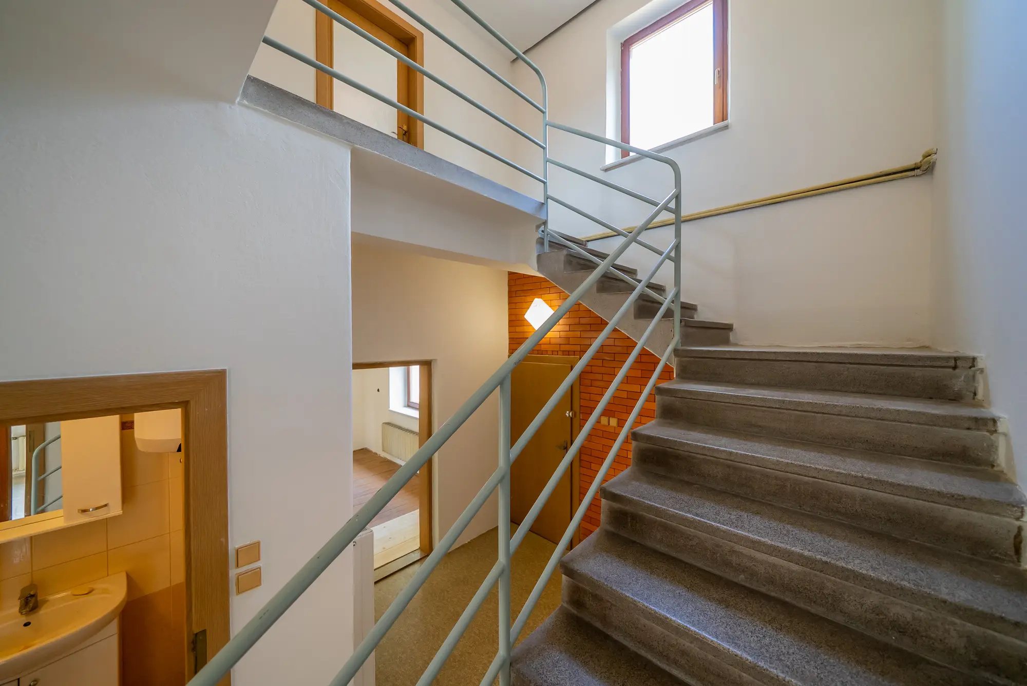 Schodiště z patra do přízemí
