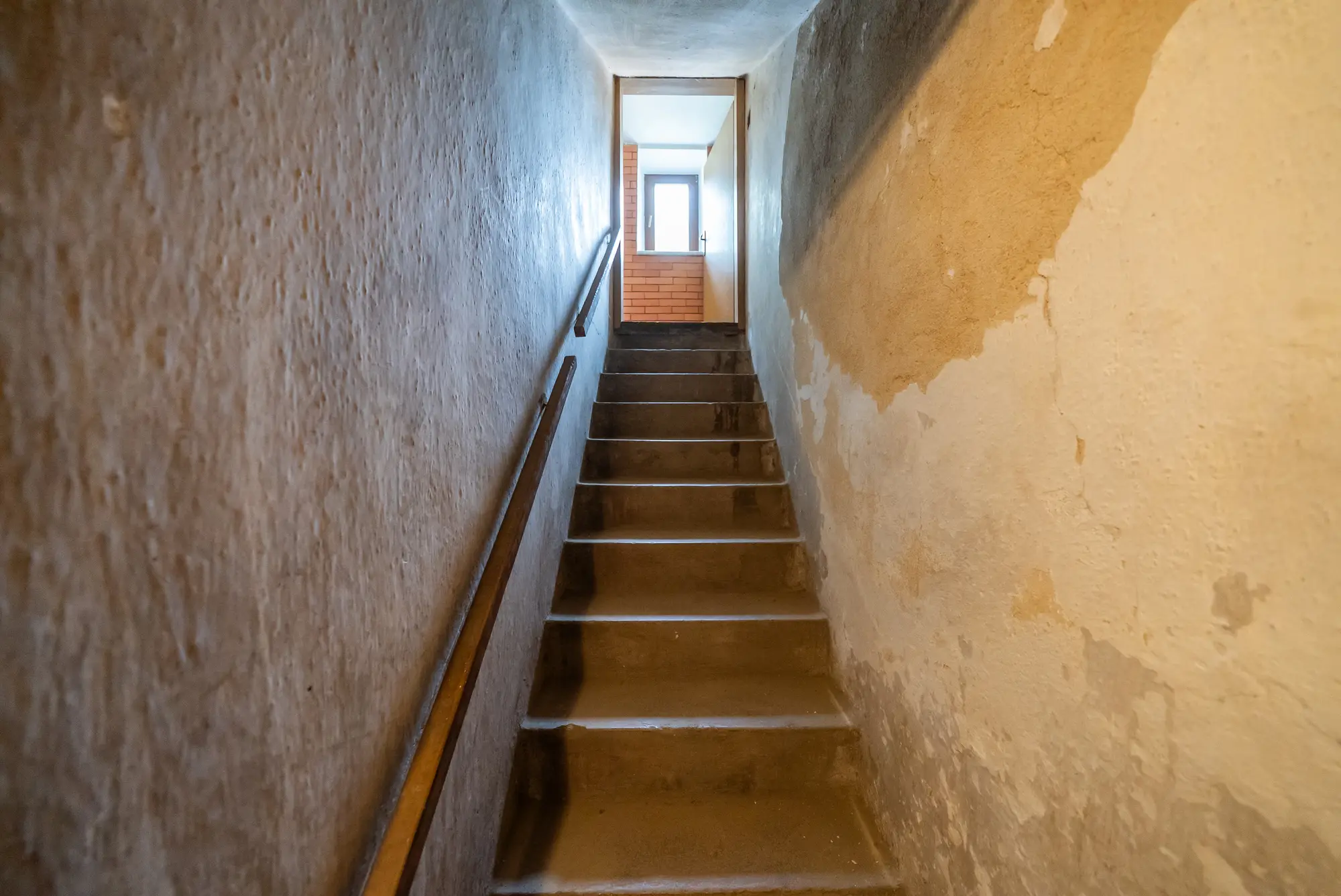 Schodiště do suterénu, pohled vzhůru